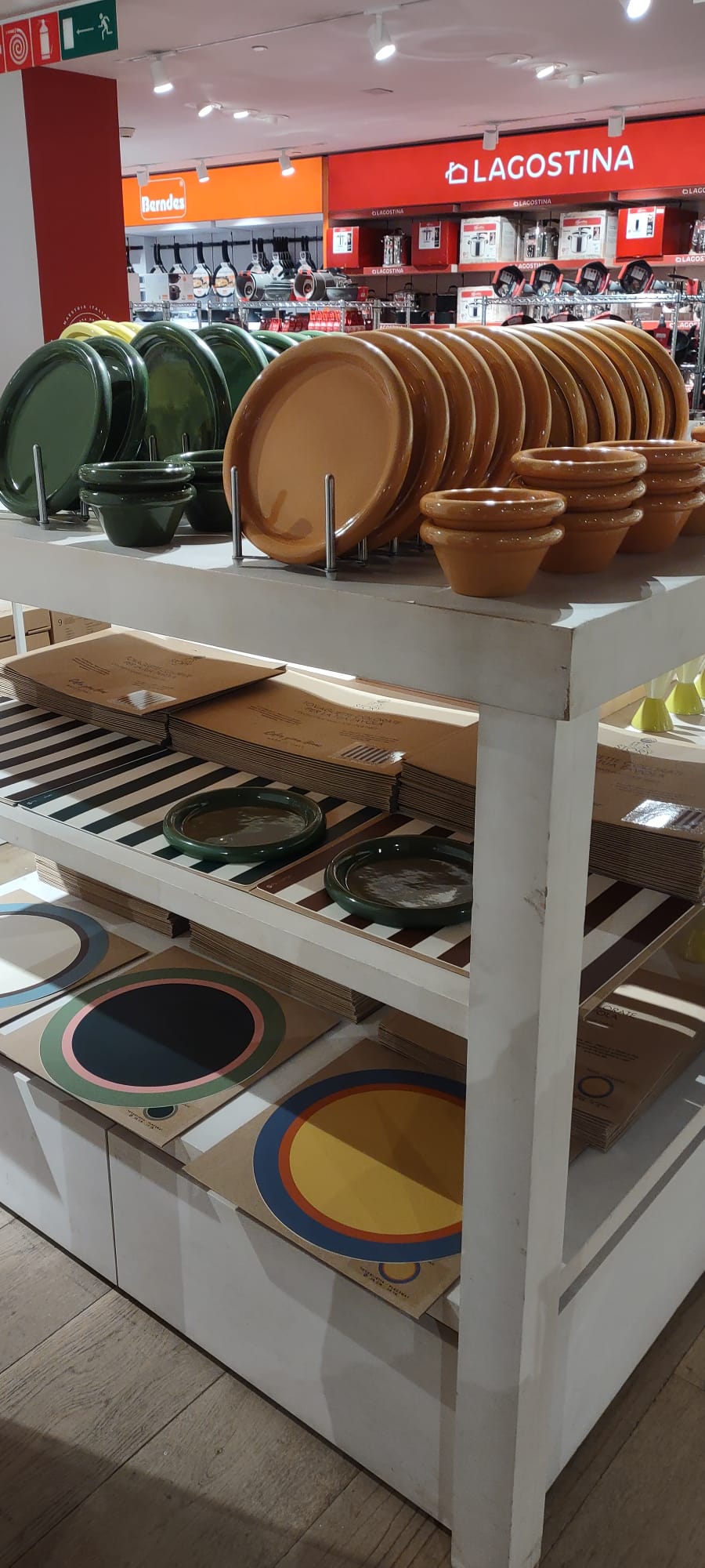 Idea regalo perfetta, tovagliette in negozio concept store
