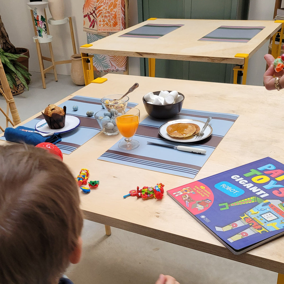 Tovagliette rettangolari a righe azzurre e marroni apparecchiate per la colazione: il primo shooting di It's a little story - Milano